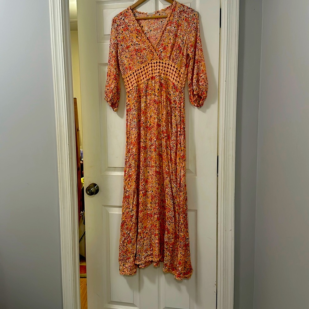 Maxi dress with tasteful outlet midriff